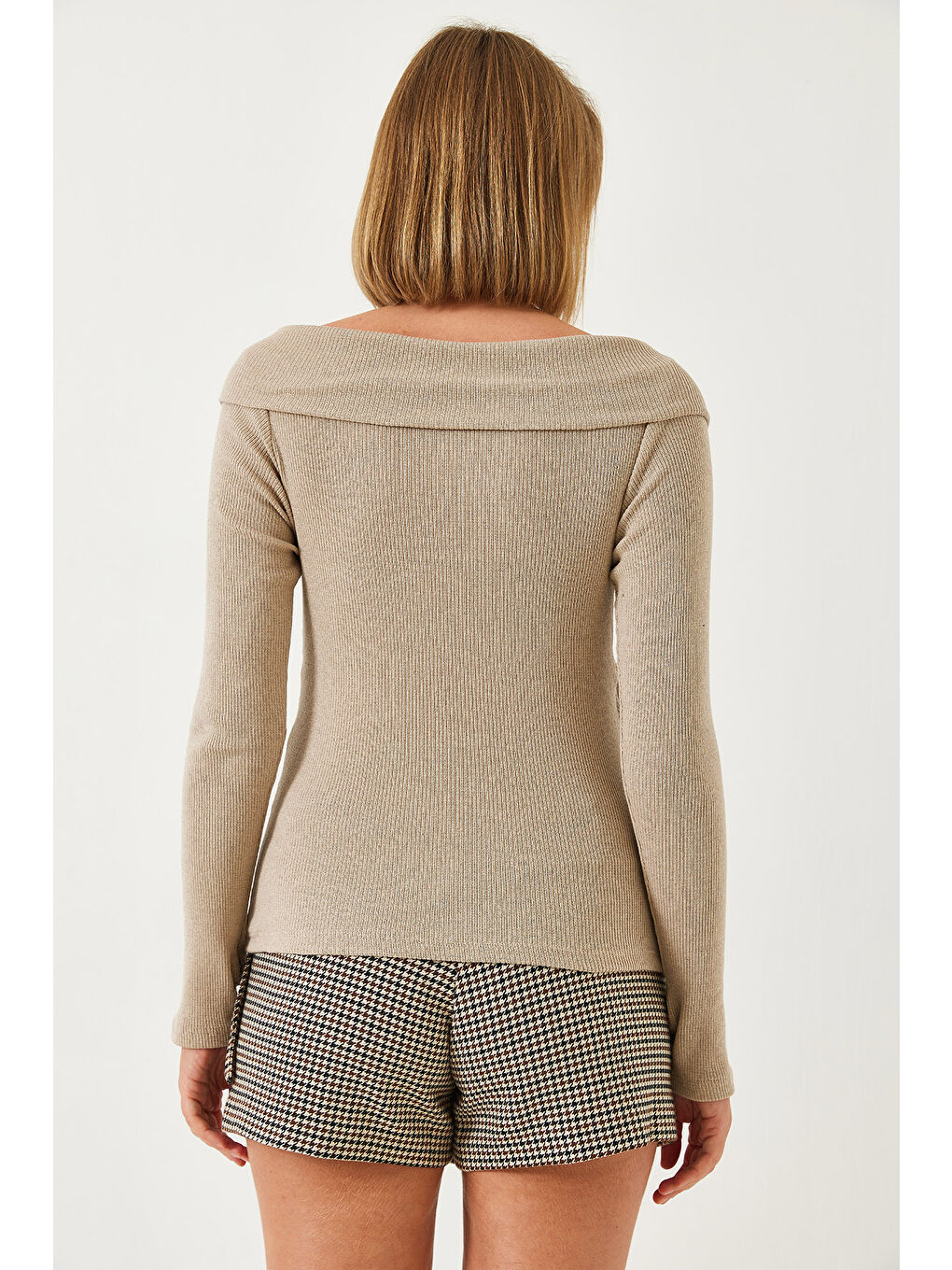 Bej Kadın Çapraz Bantlı Parmak Geçirmeli Madonna Yaka Bluz-4