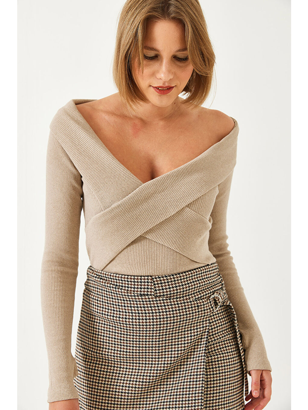 Bej Kadın Çapraz Bantlı Parmak Geçirmeli Madonna Yaka Bluz-5