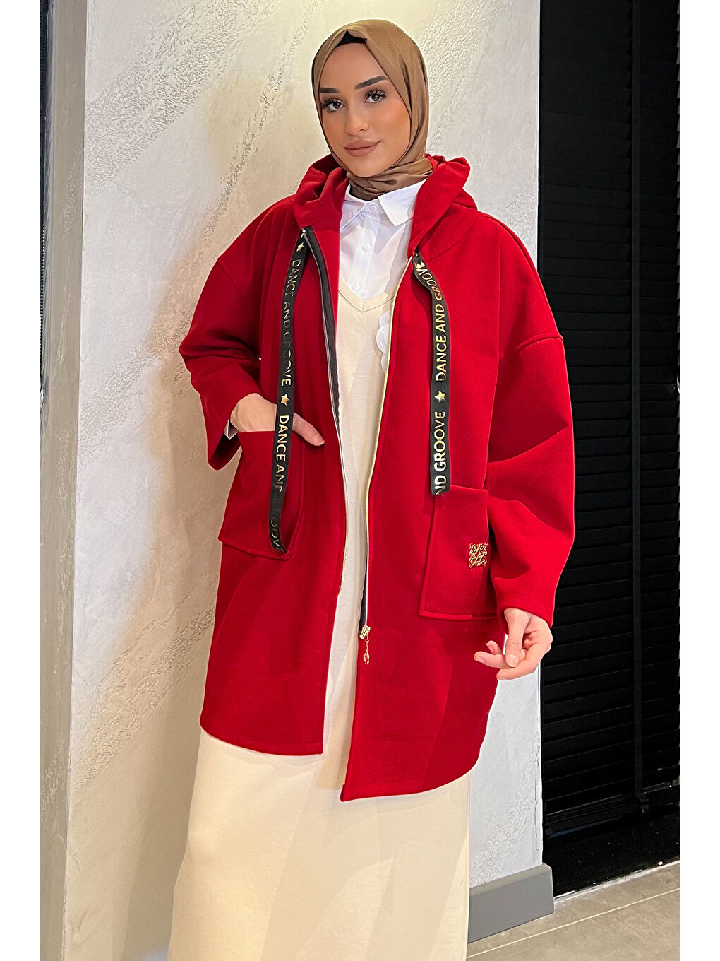 Kırmızı Kapüşonlu Fermuarlı Tesettür Ceket-3