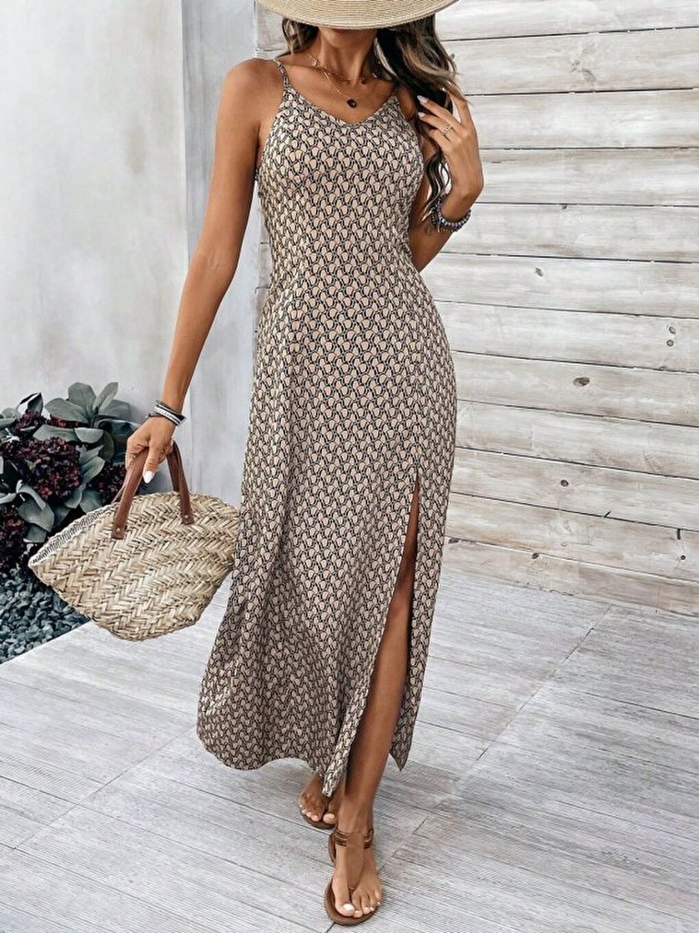 Kahverengi Kadın Ip Askılı V Yakalı Yırtmaçlı Uzun Süprem Elbise