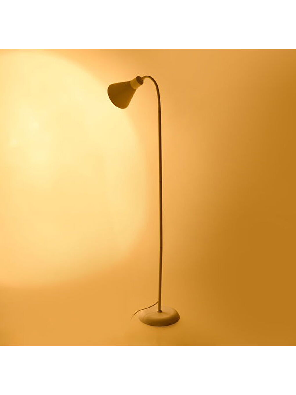 Testa Oynar Başlıklı Ayaklı Metal Lambader - Beyaz-2