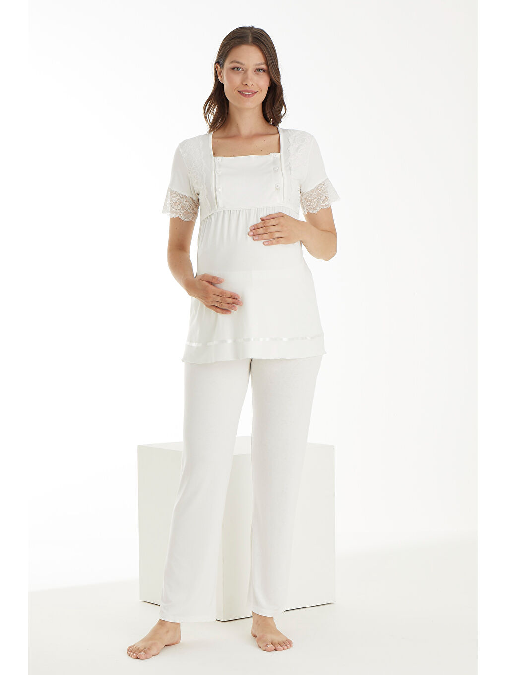 Beyaz Emzirmeye Uygun Dantel Detaylı Kısa Kol Hamile ve Lohusa Pijama Takımı
