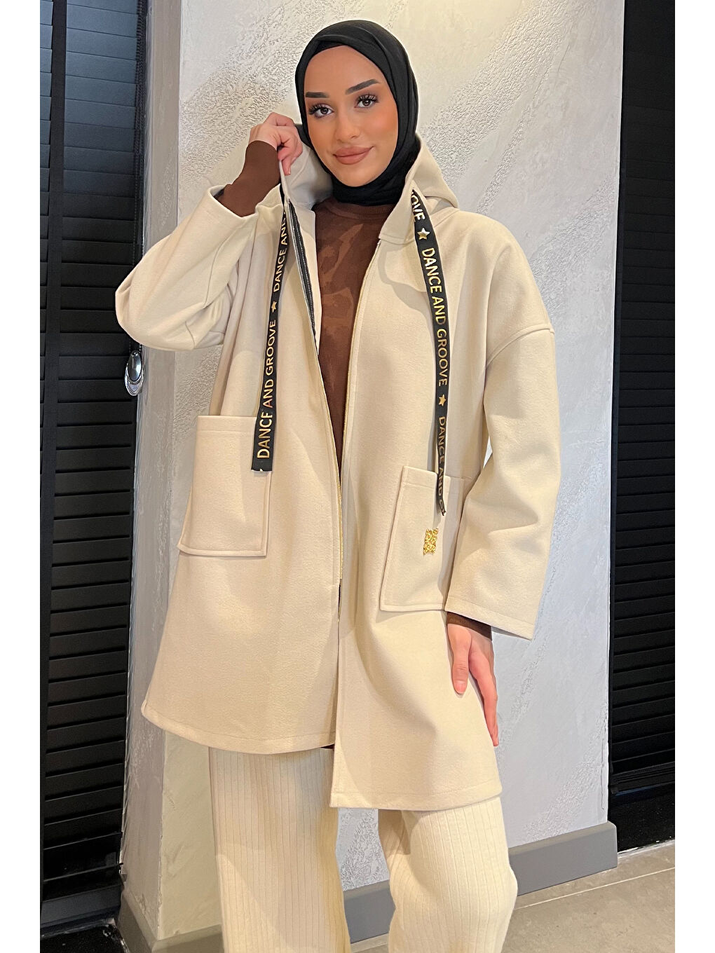 Bej Kapüşonlu Fermuarlı Tesettür Ceket-3