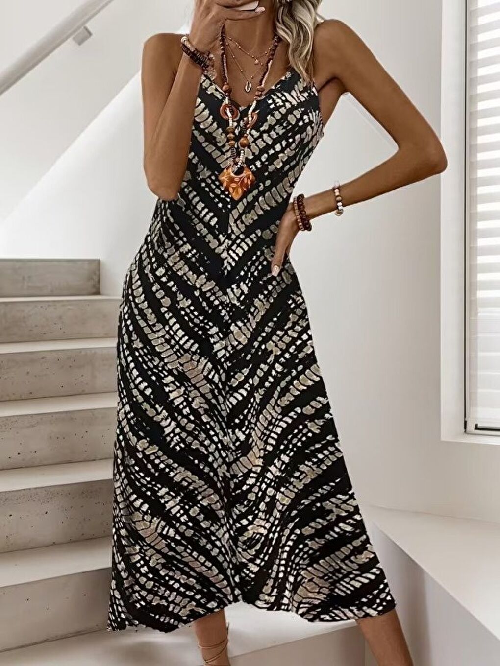 Siyah Kadın Ip Askılı V Yakalı Desenli Uzun Süprem Elbise