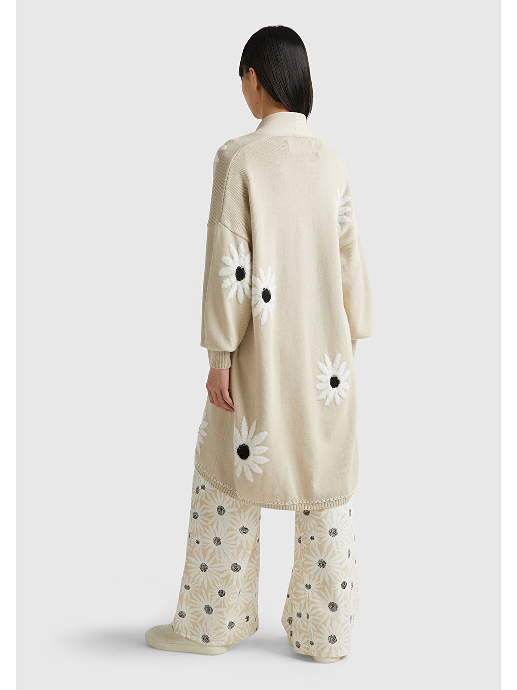 Kadın Bej Pamuk ve Yün Karışımlı Önü Cepli Çiçek Motifli Midi Hırka-2