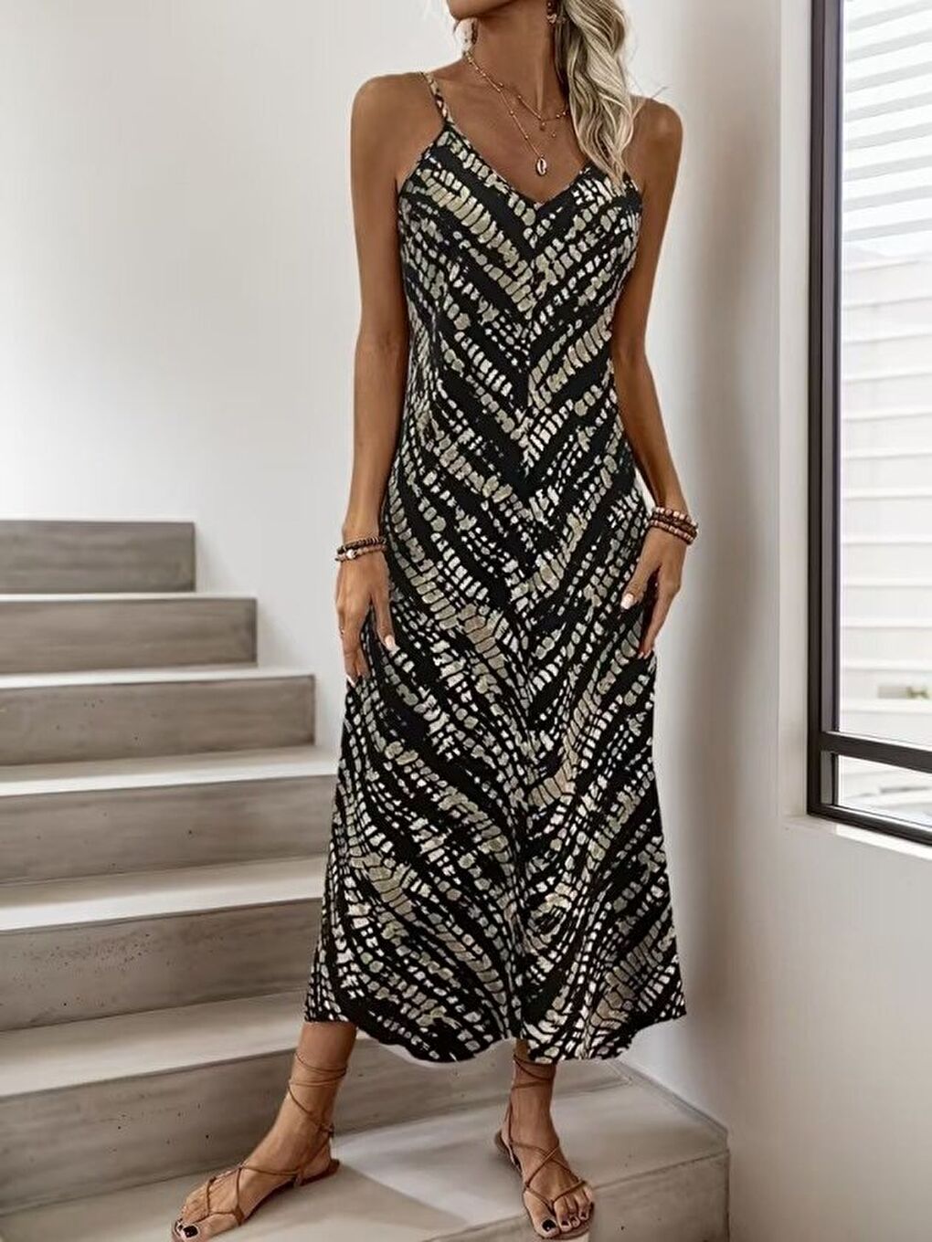 Siyah Kadın Ip Askılı V Yakalı Desenli Uzun Süprem Elbise-2