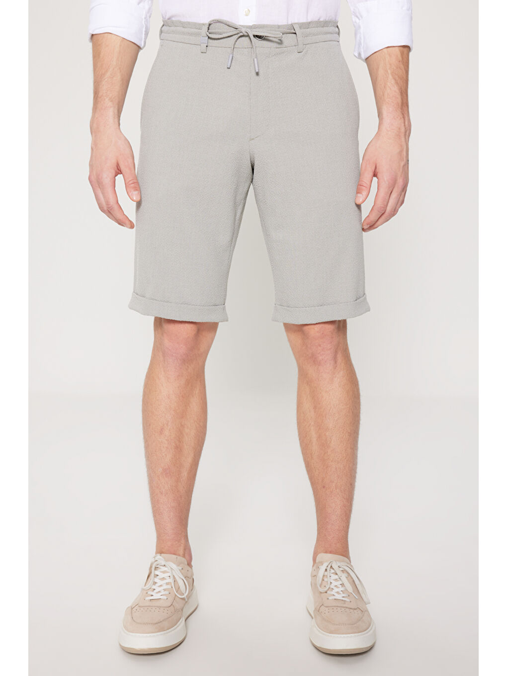 Erkek Gri Slim Fit Dar Kesim Beli Bağlamalı Gofre Desenli Yan Cepli Şort-1