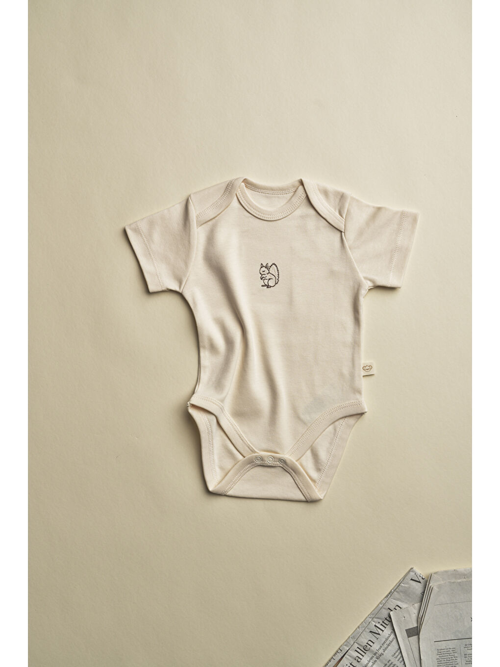 Ekru Krem Sincap Nakışlı Kısa Kollu Çıtçıtlı Bebek Body