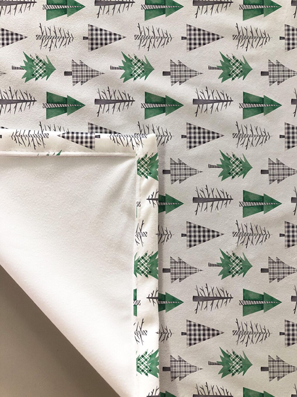 Karışık Yılbaşı Desenli Kadife Doku Masa Örtüsü-1