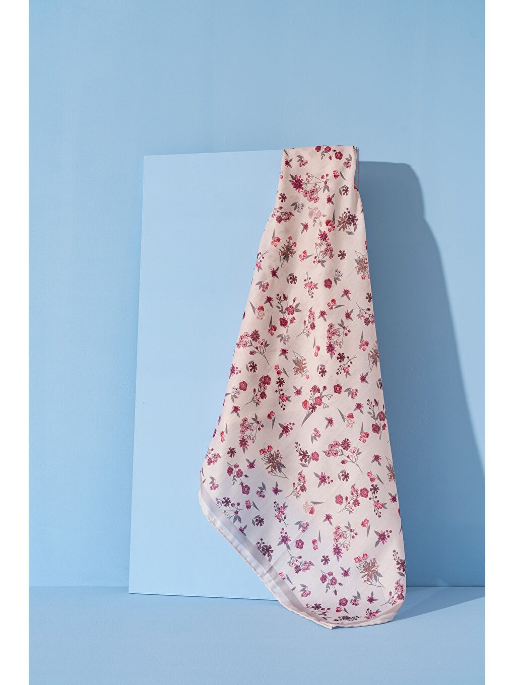 Ekru Kadın Digital Baskılı Çiçek Desen Soft Eşarp