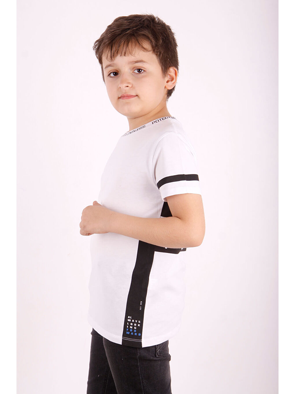 Beyaz Erkek Çocuk Yaka ve Arkası Baskı Detaylı Tişört-1