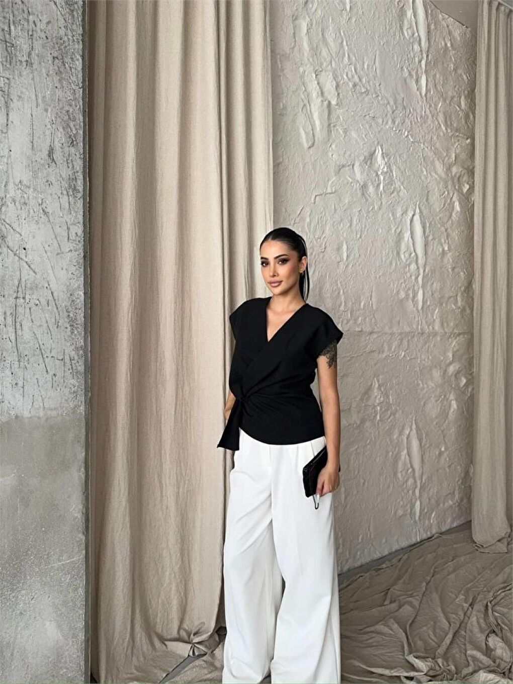 YANDAN BAĞLAMA DETAYLI KOLSUZ BLUZ - Siyah-1