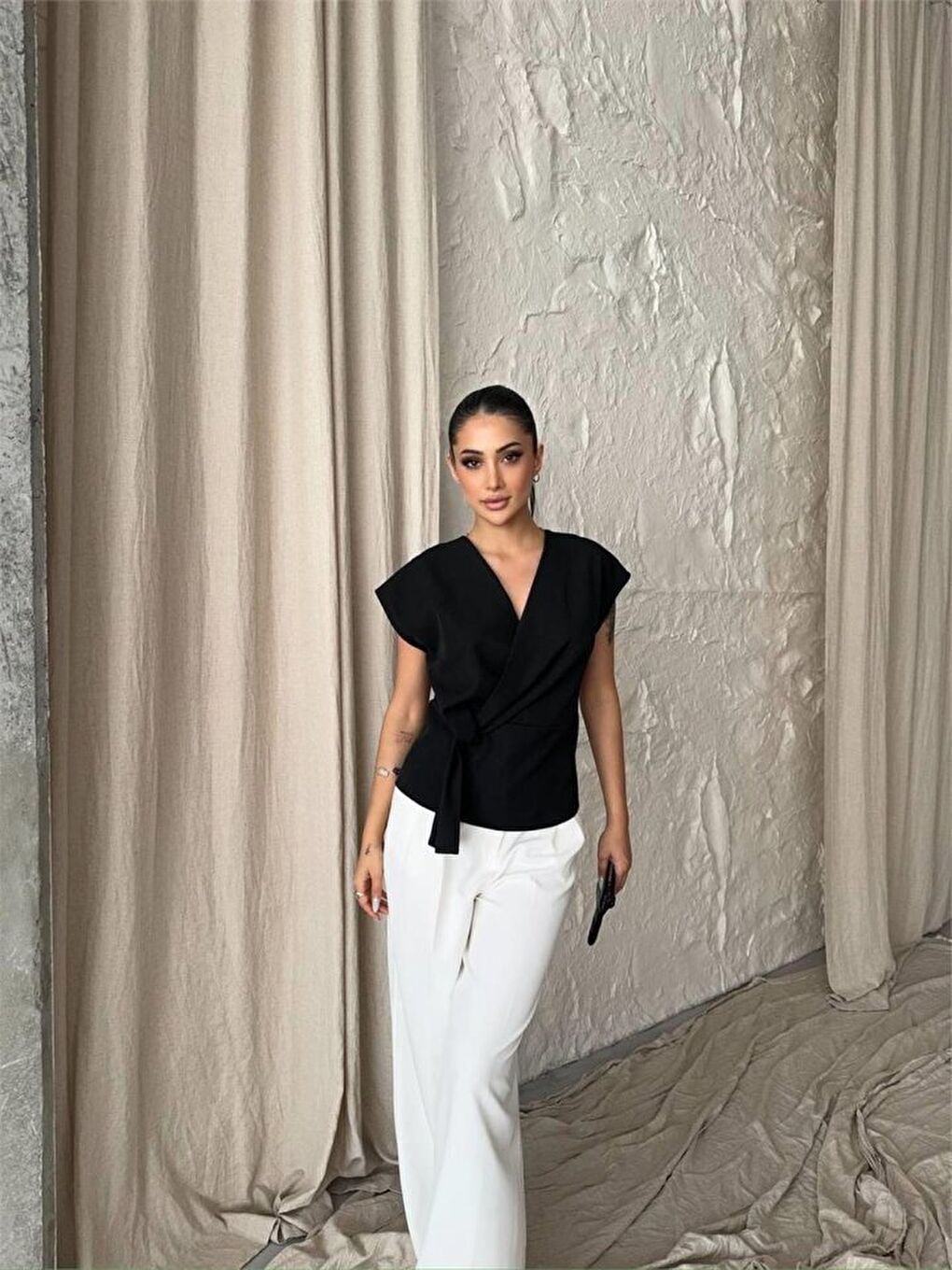 YANDAN BAĞLAMA DETAYLI KOLSUZ BLUZ - Siyah-2