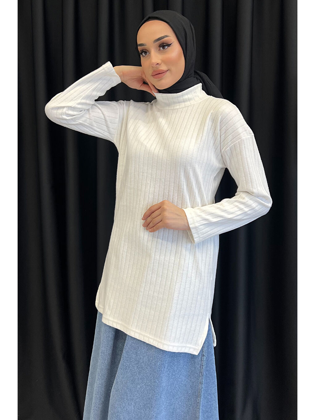 Beyaz Yarım Balıkçı Yaka Yırtmaçlı Tesettür Tunik-2