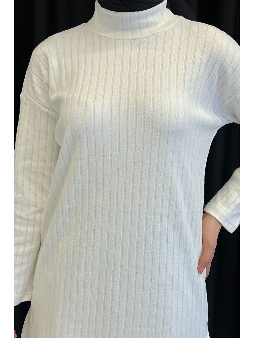 Beyaz Yarım Balıkçı Yaka Yırtmaçlı Tesettür Tunik-5