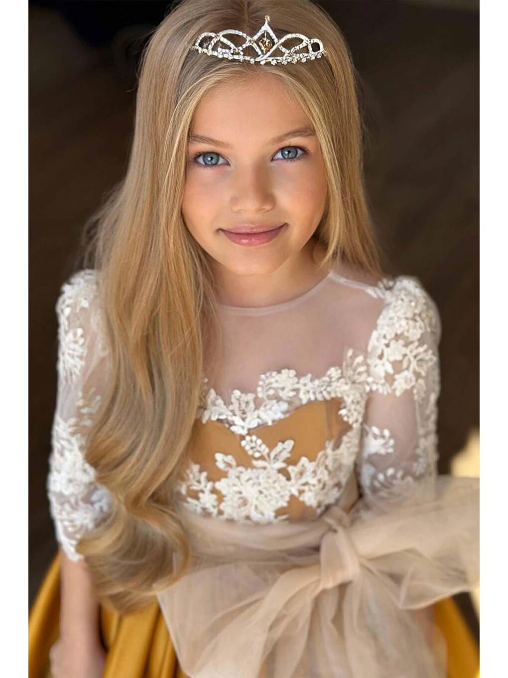 Sarı Kız Çocuk Yakası Şeffaf Tül Omuz ve Kolları Güpür İşlemeli Fiyonk Detaylı Saten Hardal Uzun Abiye