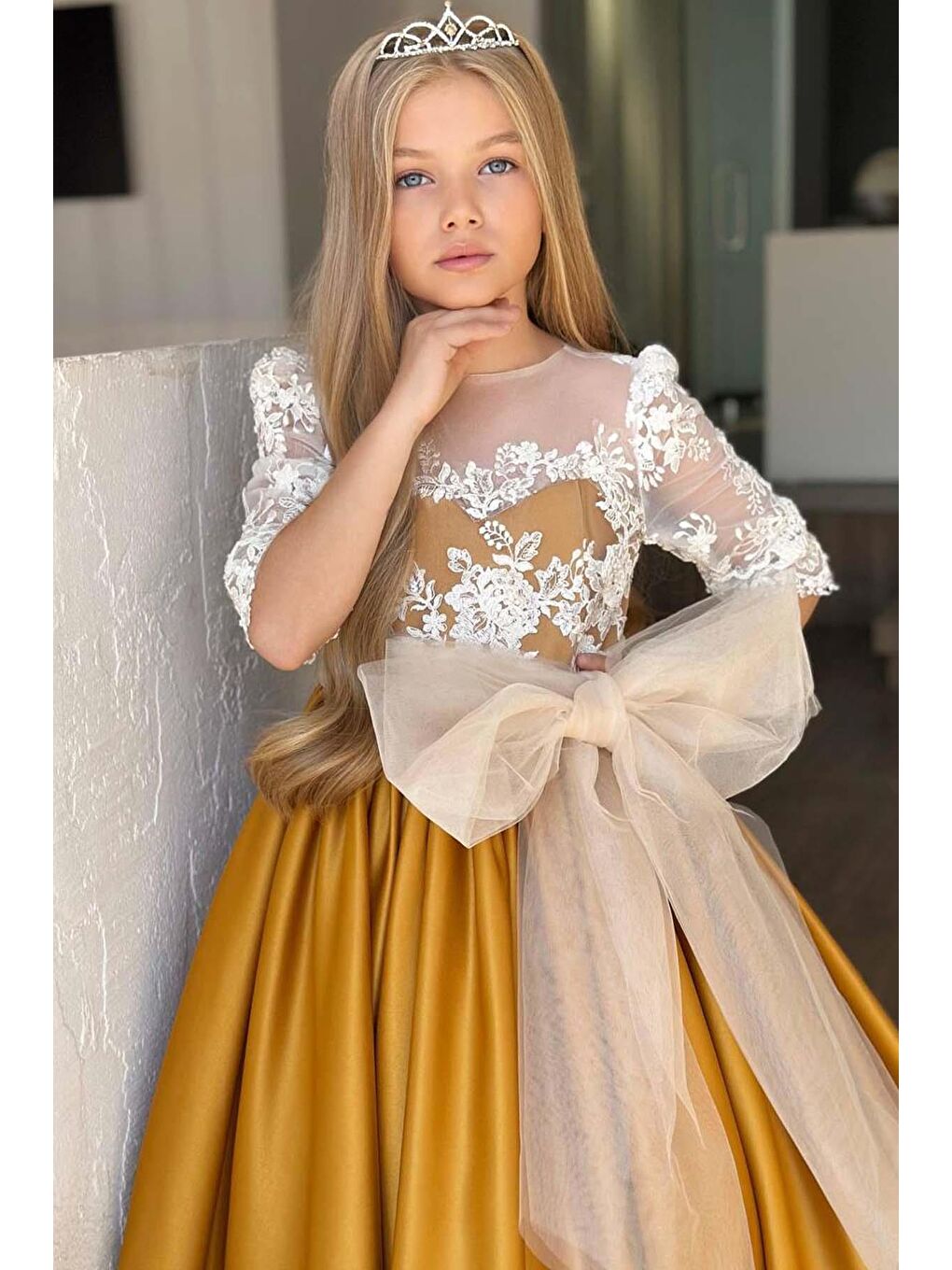Sarı Kız Çocuk Yakası Şeffaf Tül Omuz ve Kolları Güpür İşlemeli Fiyonk Detaylı Saten Hardal Uzun Abiye-1