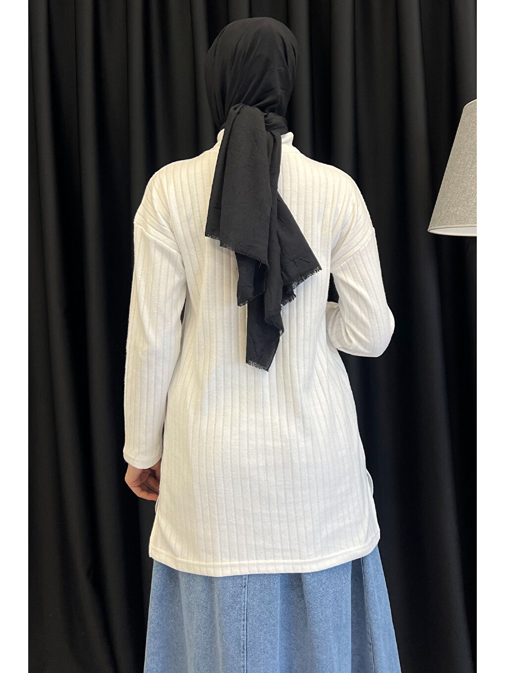 Beyaz Yarım Balıkçı Yaka Yırtmaçlı Tesettür Tunik-6