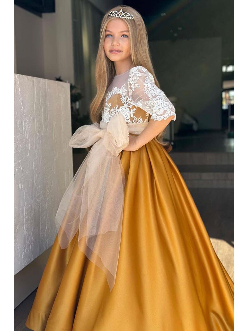 Sarı Kız Çocuk Yakası Şeffaf Tül Omuz ve Kolları Güpür İşlemeli Fiyonk Detaylı Saten Hardal Uzun Abiye-3