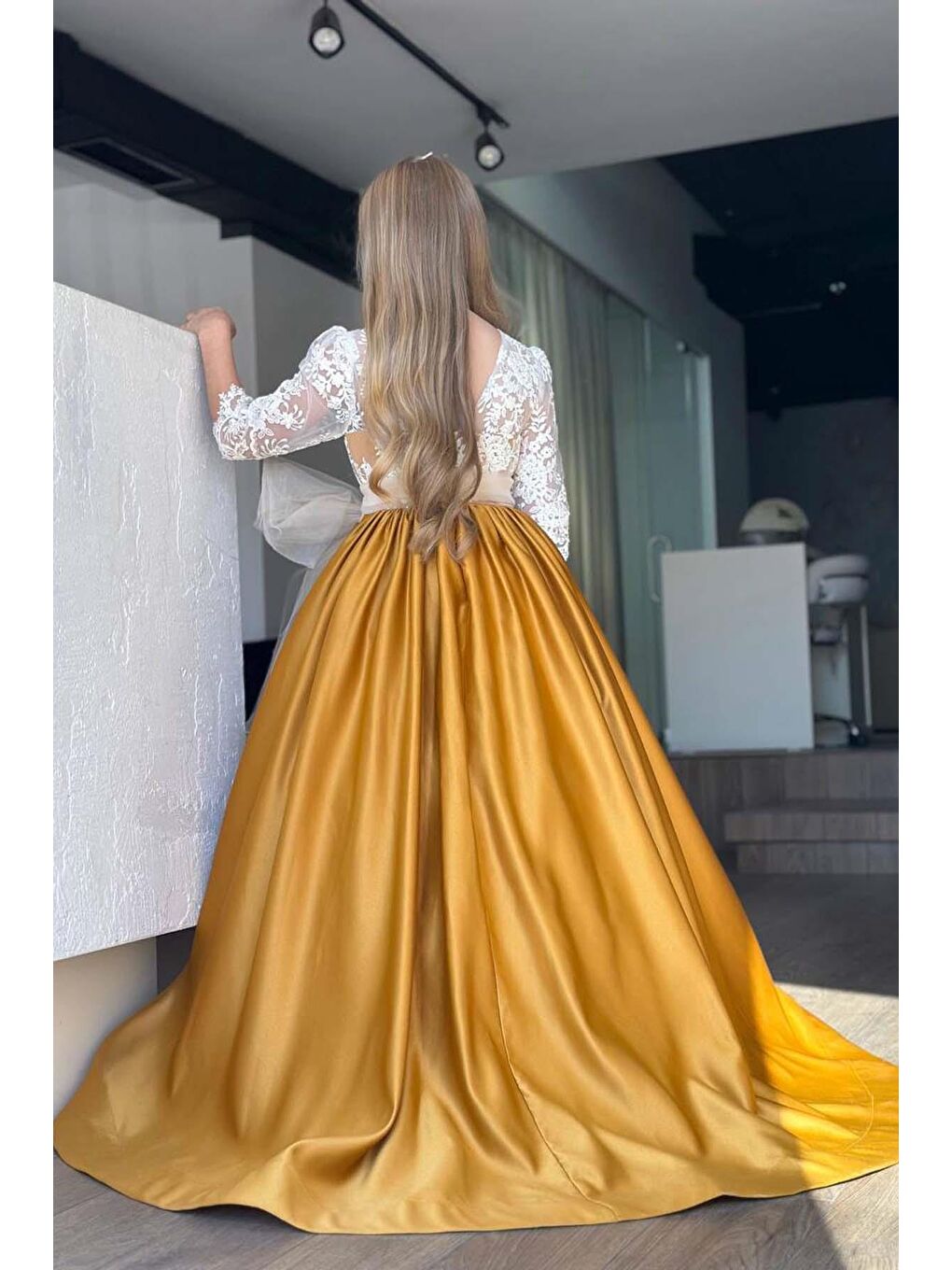 Sarı Kız Çocuk Yakası Şeffaf Tül Omuz ve Kolları Güpür İşlemeli Fiyonk Detaylı Saten Hardal Uzun Abiye-4