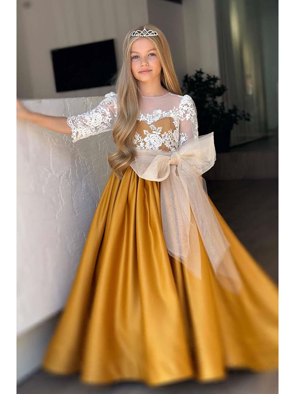 Sarı Kız Çocuk Yakası Şeffaf Tül Omuz ve Kolları Güpür İşlemeli Fiyonk Detaylı Saten Hardal Uzun Abiye-5