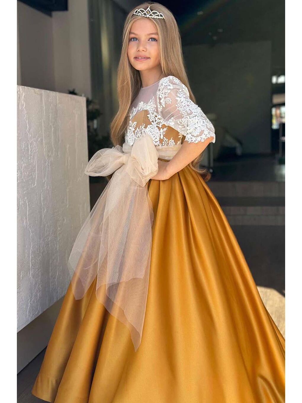 Sarı Kız Çocuk Yakası Şeffaf Tül Omuz ve Kolları Güpür İşlemeli Fiyonk Detaylı Saten Hardal Uzun Abiye-6