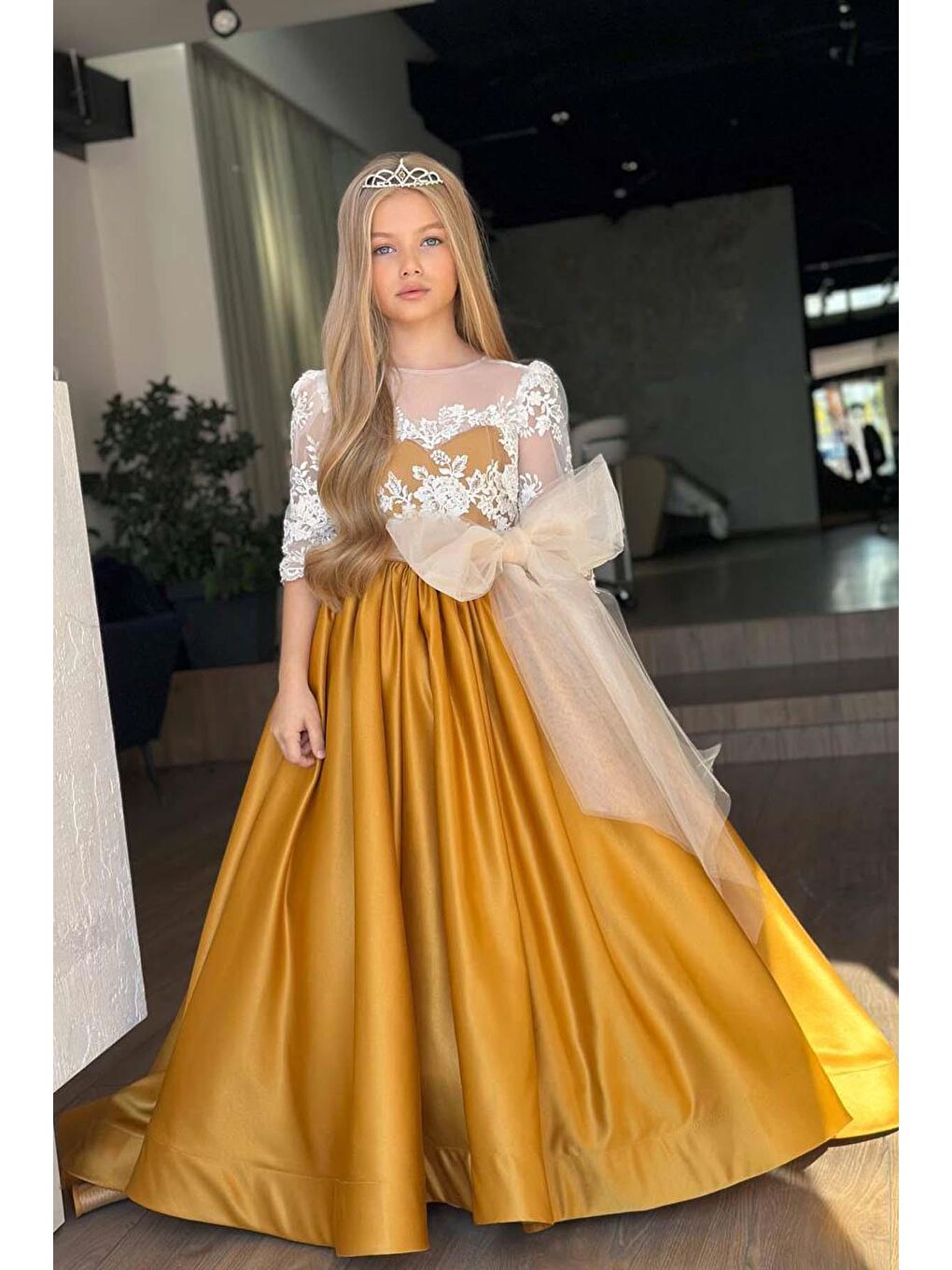 Sarı Kız Çocuk Yakası Şeffaf Tül Omuz ve Kolları Güpür İşlemeli Fiyonk Detaylı Saten Hardal Uzun Abiye-7