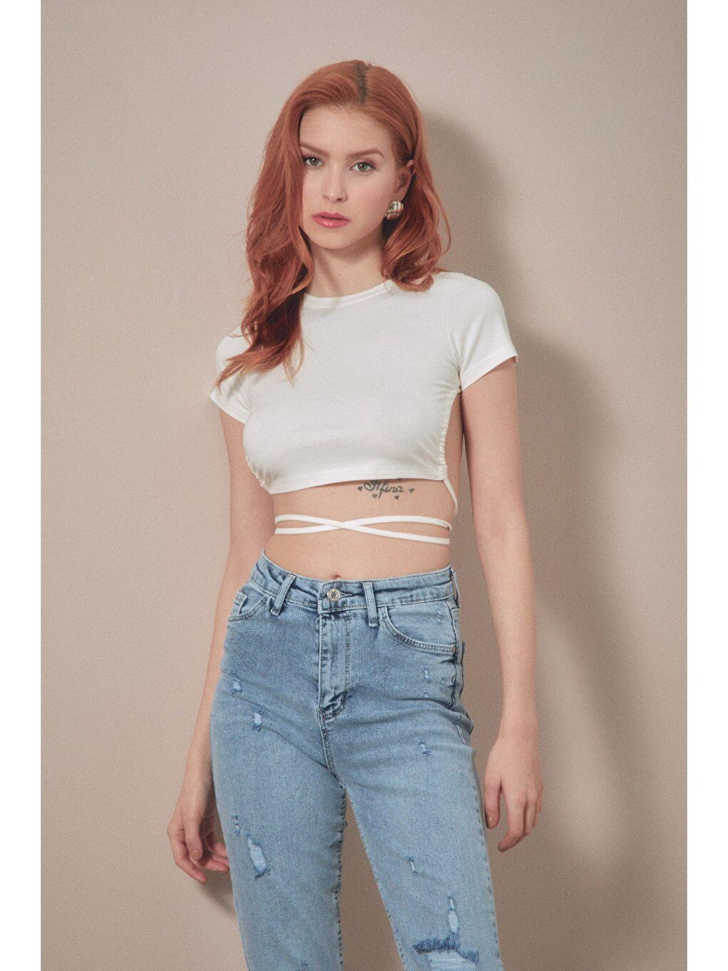 Ekru Sırt Dekolteli Bağlamalı Crop Bluz