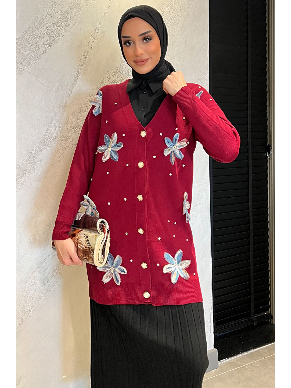 Julude Bordo Taş Detaylı Çiçek İşlemeli Tesettür Triko Hırka - 1