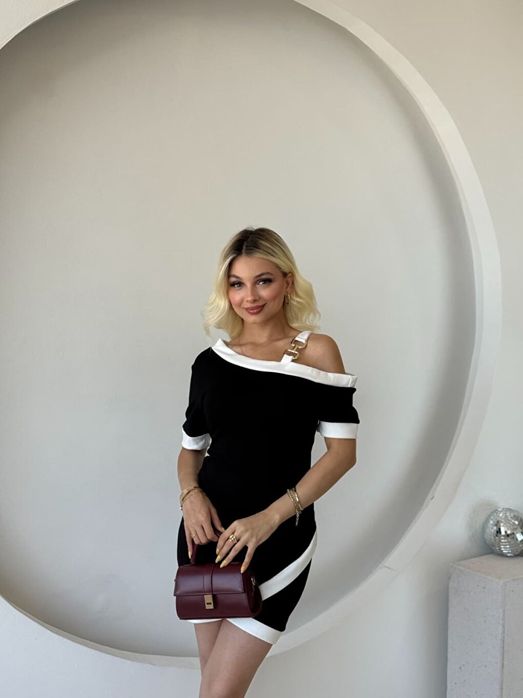 Siyah Kadın Kısa Kollu Asimetrik Kesim Yaka şerit Ve Aksesuar Detaylı Modal Elbise