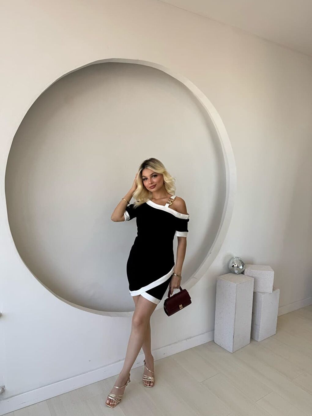 Siyah Kadın Kısa Kollu Asimetrik Kesim Yaka şerit Ve Aksesuar Detaylı Modal Elbise-1