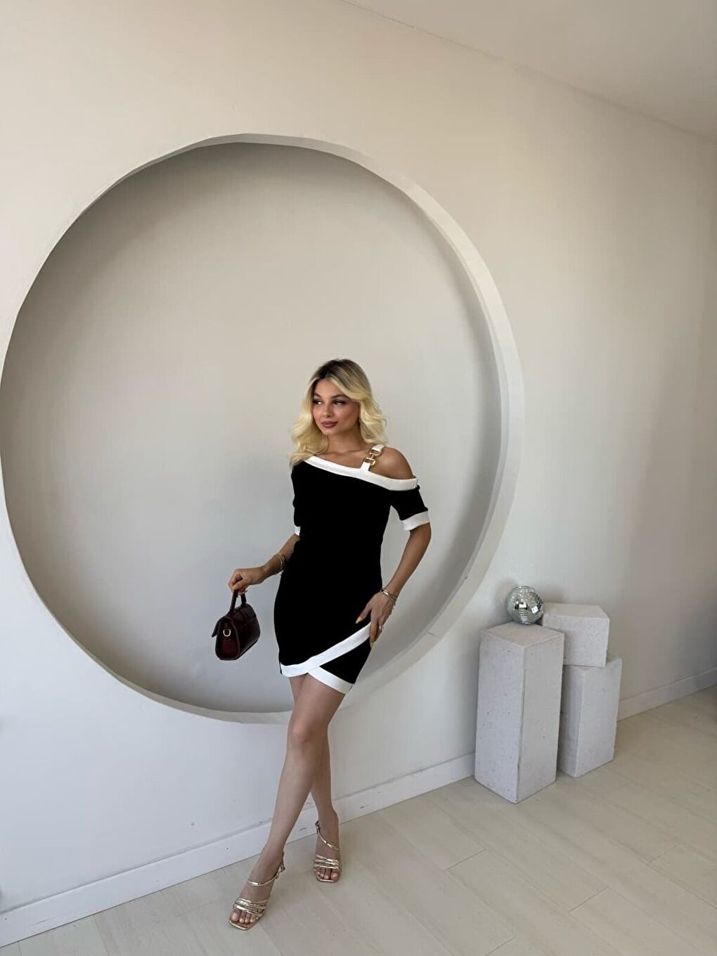 Siyah Kadın Kısa Kollu Asimetrik Kesim Yaka şerit Ve Aksesuar Detaylı Modal Elbise-2