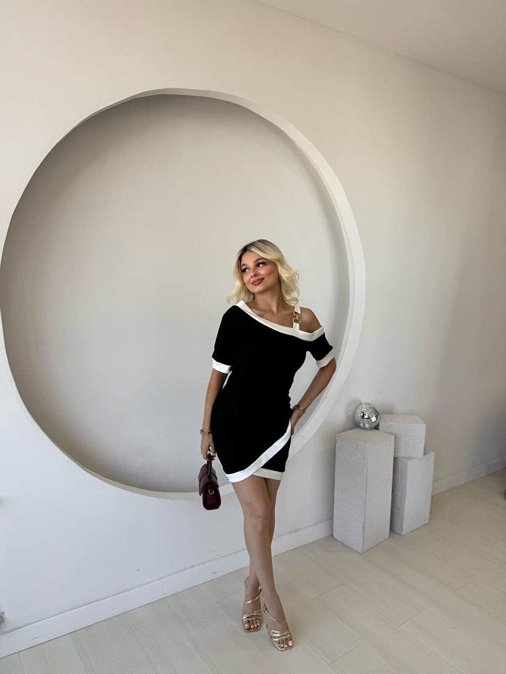 Siyah Kadın Kısa Kollu Asimetrik Kesim Yaka şerit Ve Aksesuar Detaylı Modal Elbise-3