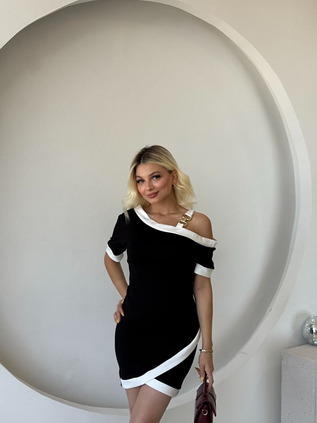 Siyah Kadın Kısa Kollu Asimetrik Kesim Yaka şerit Ve Aksesuar Detaylı Modal Elbise-4