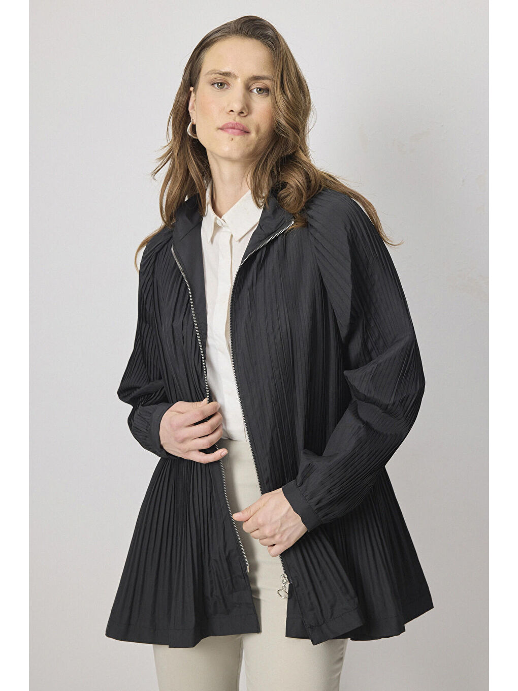 Siyah Pileli Önü Fermuarlı Ceket-1