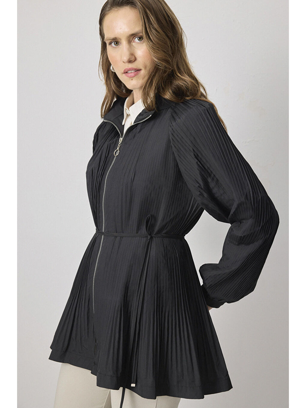 Siyah Pileli Önü Fermuarlı Ceket-2