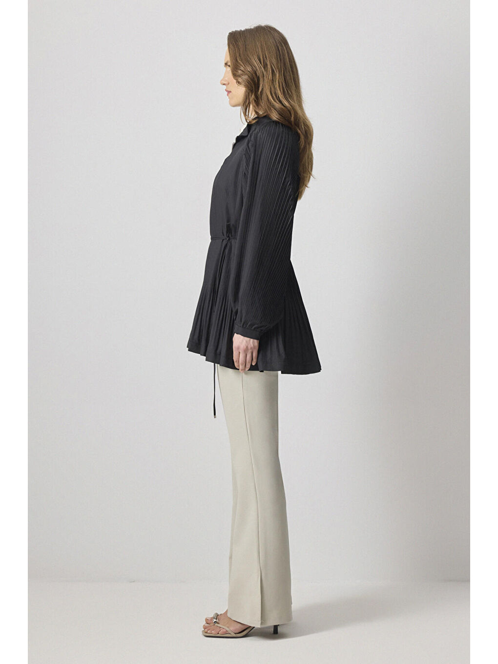 Siyah Pileli Önü Fermuarlı Ceket-3