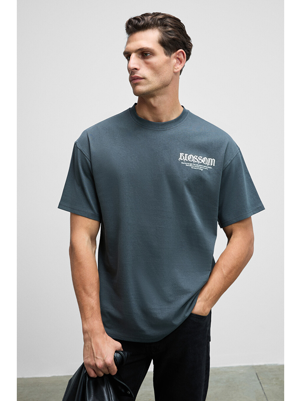 Vortex Erkek Göğsü Nakışlı Sırtı Baskılı %100 Organik Pamuk Oversize Fit Bisiklet Yaka Antrasit T-sh-2