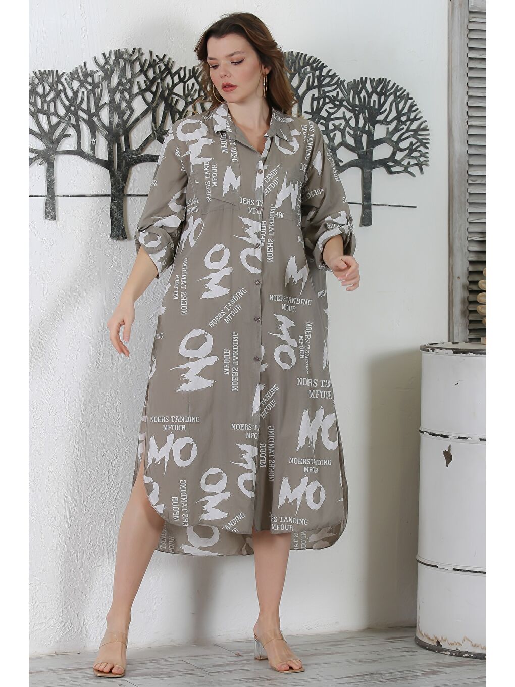 İtalyan Koyu Bej Gömlek Yaka Düğmeli Uzun Kollu Çift Cepli Allover Baskılı Dokuma Elbise 130 65