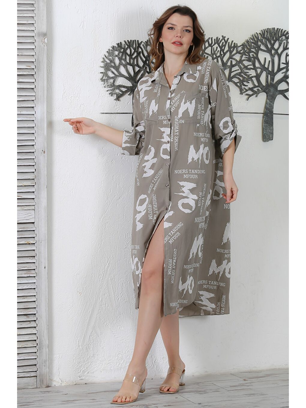 İtalyan Koyu Bej Gömlek Yaka Düğmeli Uzun Kollu Çift Cepli Allover Baskılı Dokuma Elbise 130 65-2