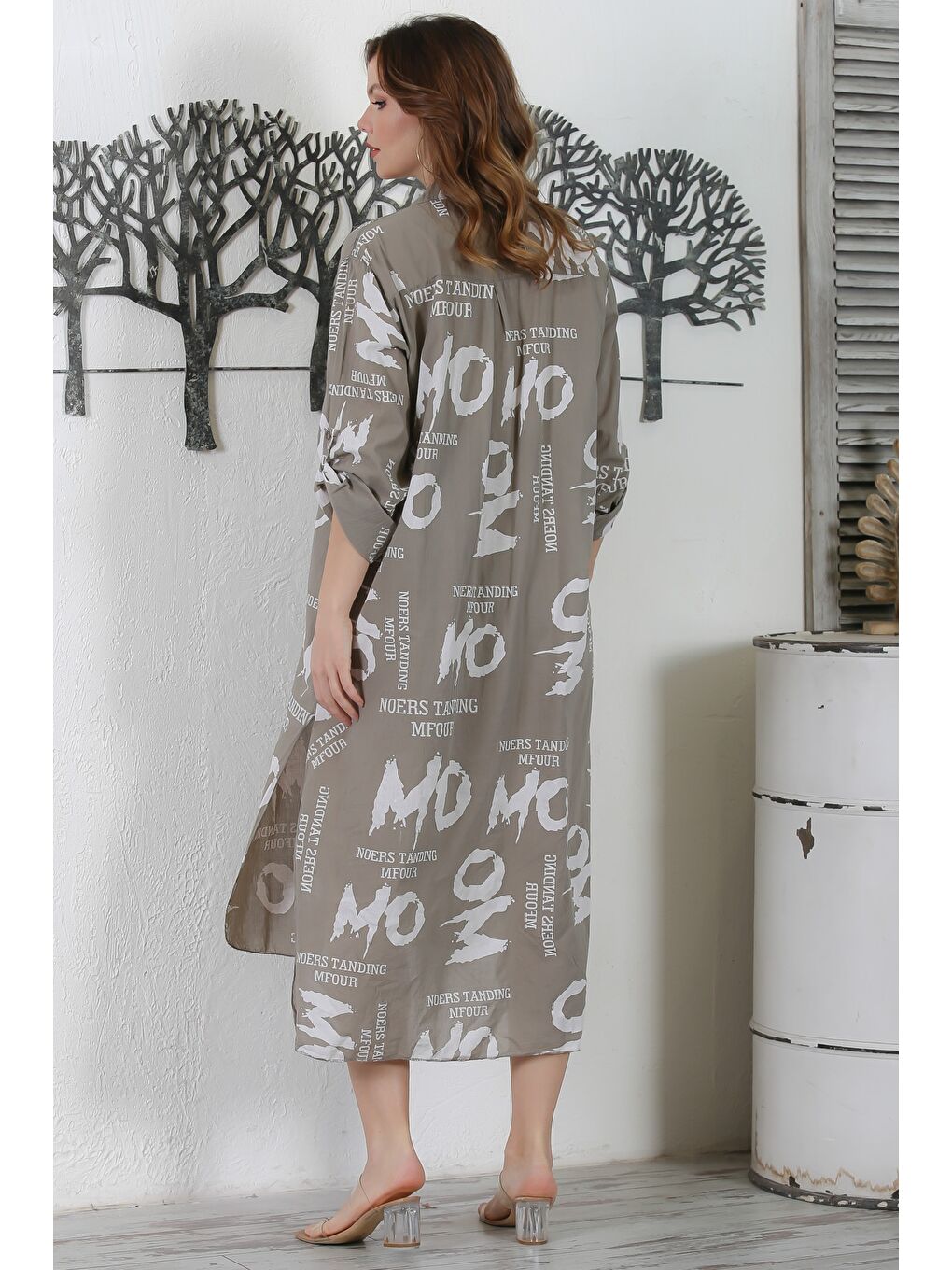İtalyan Koyu Bej Gömlek Yaka Düğmeli Uzun Kollu Çift Cepli Allover Baskılı Dokuma Elbise 130 65-6