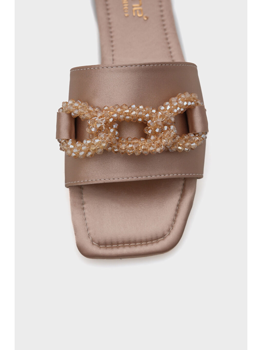 Bej Katlin Düz Topuklu Saten Taşlı Küt Burunlu Kadın Terlik-4