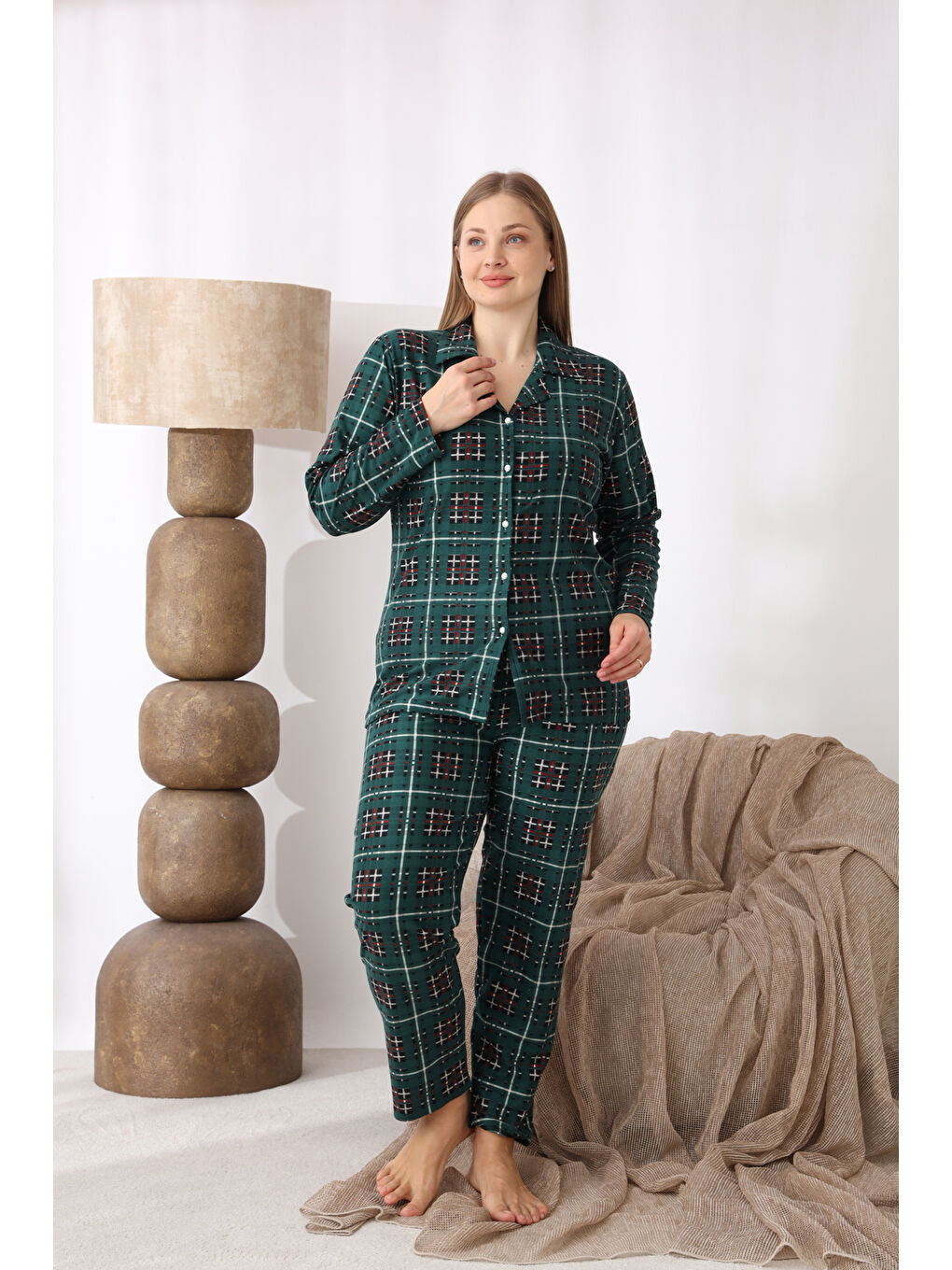 Yeşil Boydan Düğmeli Desenli Süet Kumaş Büyük Beden Kadın Pijama Takımı 550-1