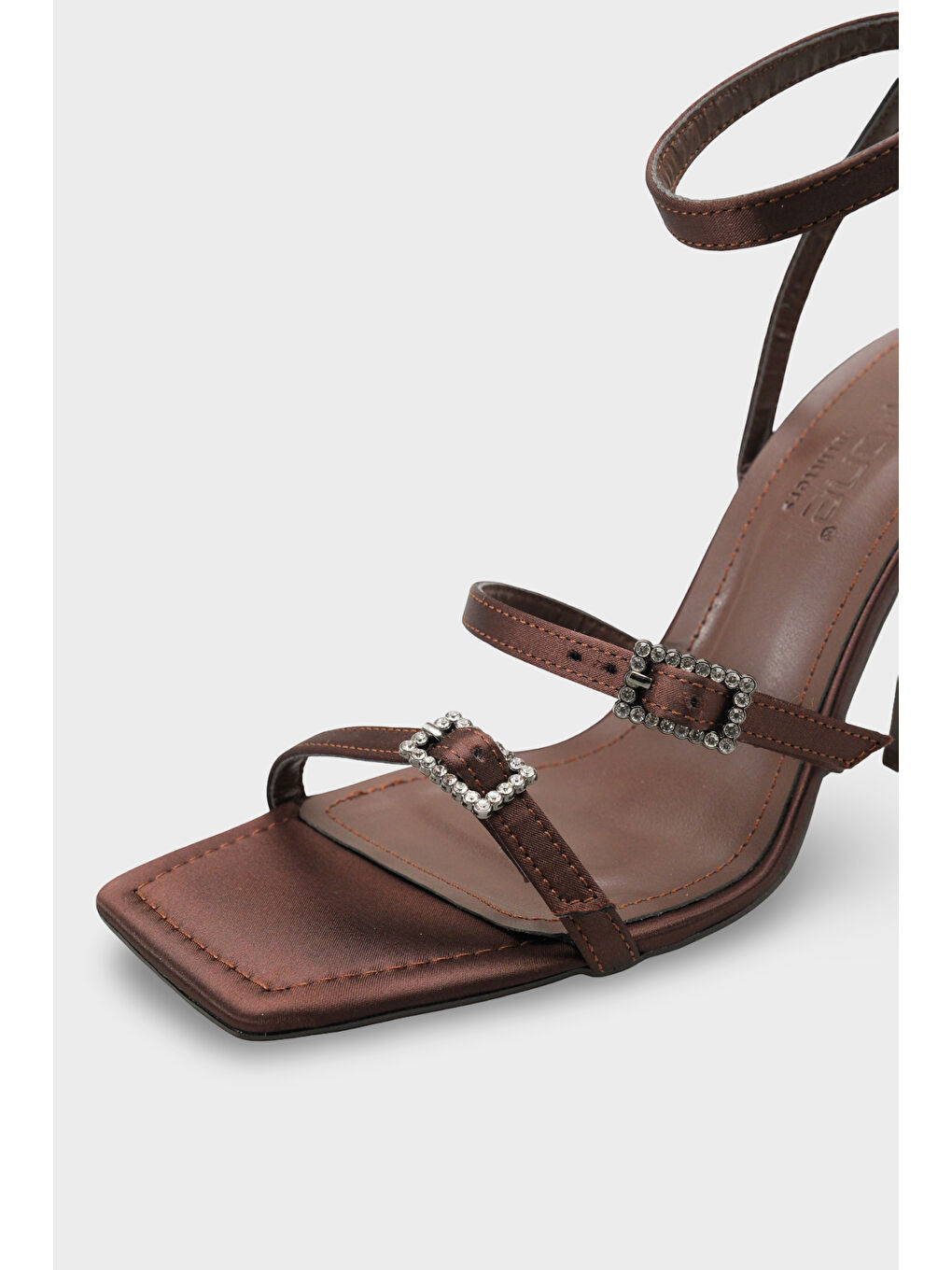 Kahverengi Connie Küt Burunlu Bilekten Bantlı Taşlı Tokalı Orta Topuklu Kadın Ayakkabı-2