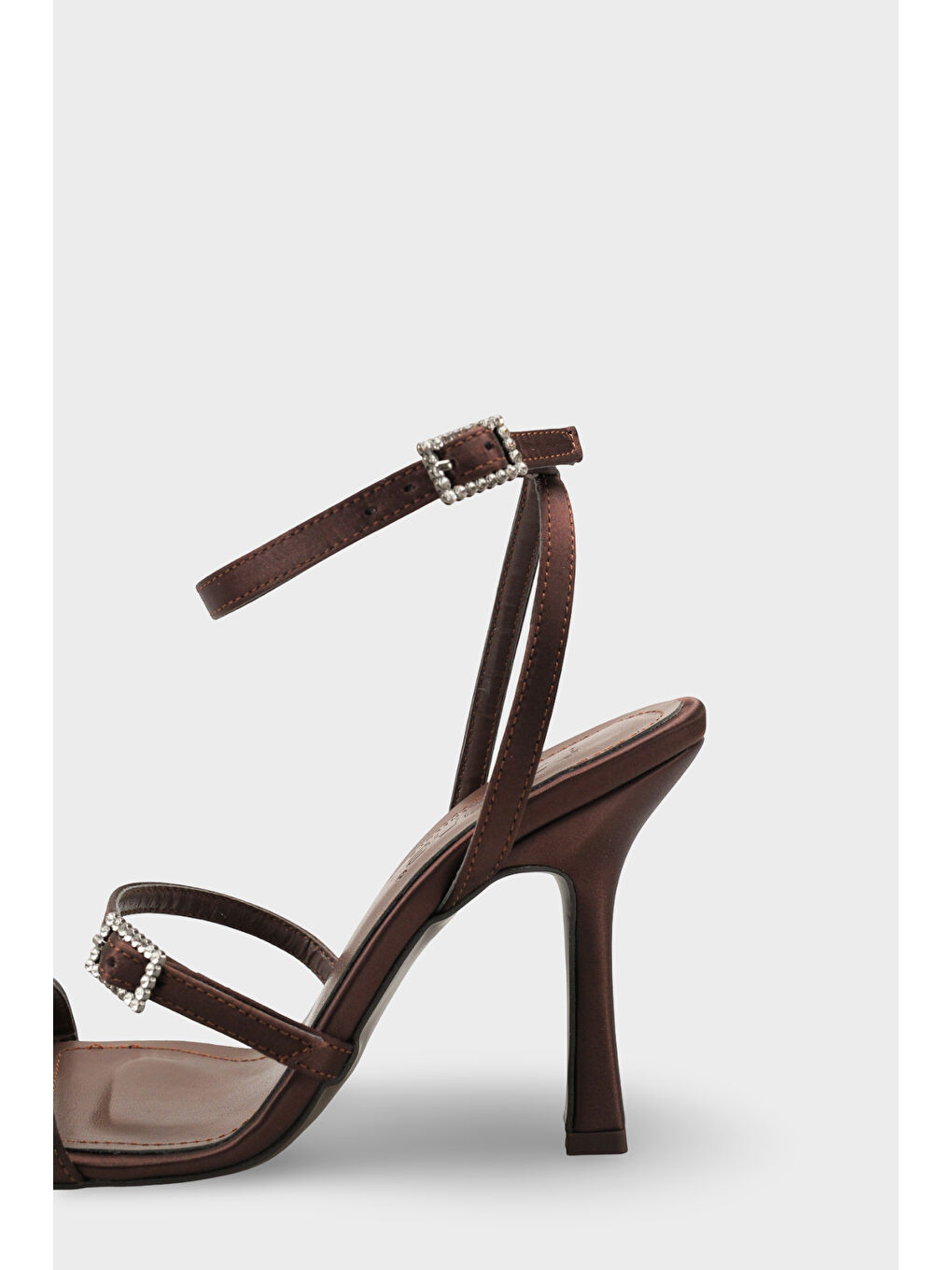 Kahverengi Connie Küt Burunlu Bilekten Bantlı Taşlı Tokalı Orta Topuklu Kadın Ayakkabı-3
