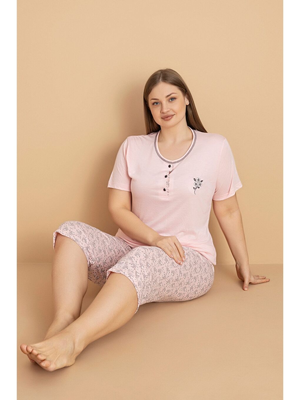 Pembe Çiçek Desenli Büyük Beden Kapri Pijama Takımı