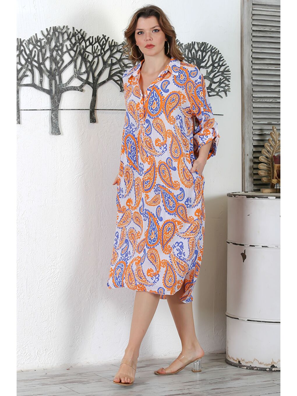 İtalyan Beyaz Gömlek Yaka Düğmeli Uzun Kollu Şal Desenli Gizli Cepli Yırtmaçlı Dokuma Elbise 130 65