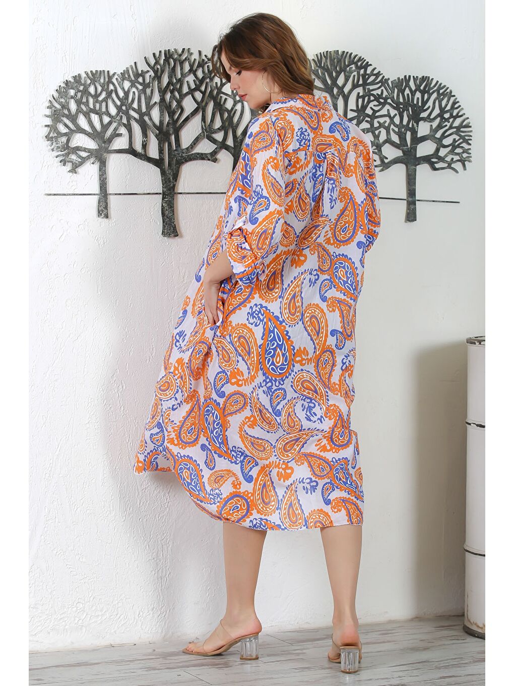 İtalyan Beyaz Gömlek Yaka Düğmeli Uzun Kollu Şal Desenli Gizli Cepli Yırtmaçlı Dokuma Elbise 130 65-7