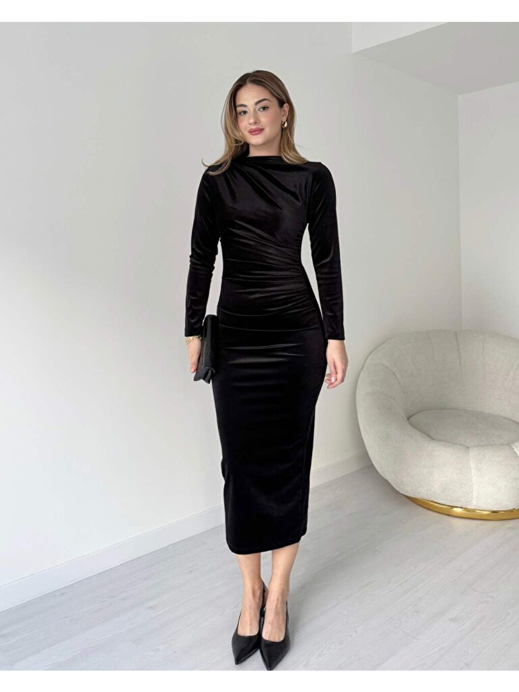 Siyah Uzun Kollu Büzgü Detay Kadife Kumaş Midi Boy Elbise-1