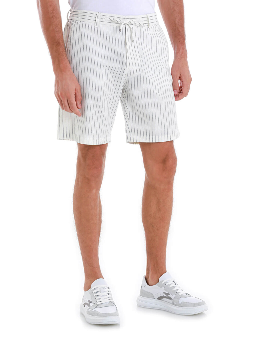 Beyaz Dinamik Fit Çizgili Yandan Cepli Keten Şort-3